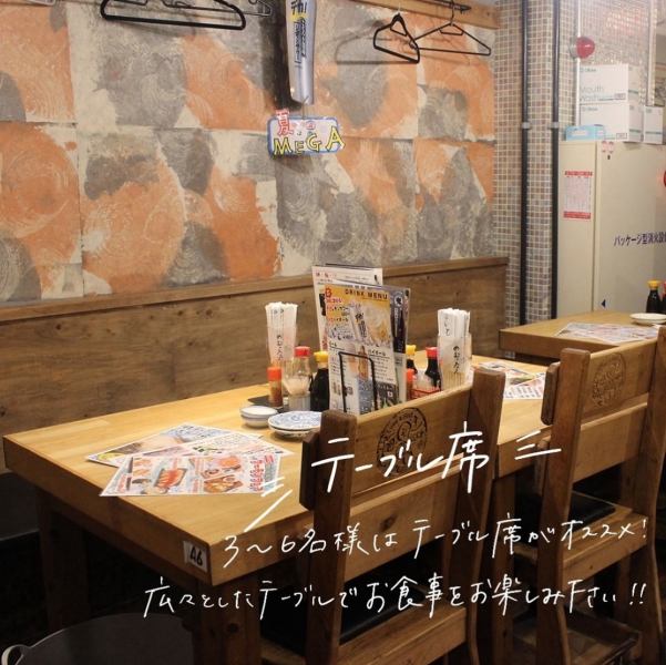 気の合う仲間との飲み会にぴったりなのが木目の温かみを感じる広々としたテーブル席です◎3名様から6名様での中規模グループでのご利用におすすめで、ゆったりとリラックスしてお食事を楽しめます。美味しい料理とお酒を囲めば、会話も自然と弾みます♪居心地の良いテーブル席で、楽しいひとときをお過ごしください。