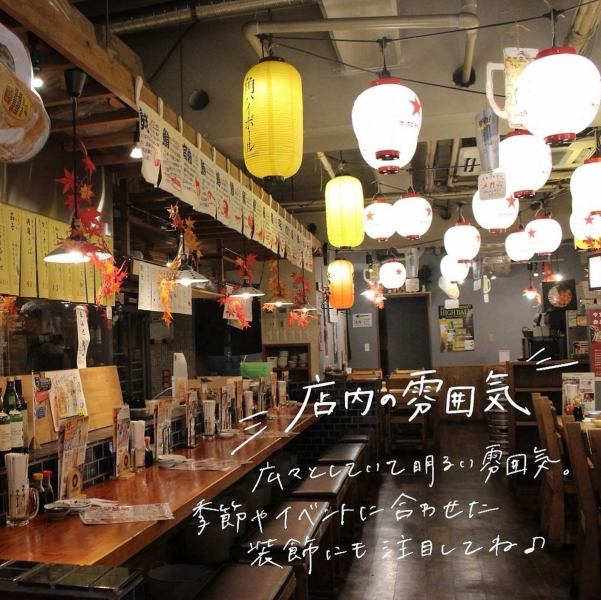 お一人様でのサク飲みやデートにおすすめなのが活気あふれるオープンキッチンに面したカウンター席です！たくさんの提灯が飾られた賑やかな店内で調理風景を目の前で楽しめるライブ感満載の特等席◎名物の藁焼きが炎を上げて焼き上がる様子は迫力満点です！肩肘張らずに過ごせるカウンター席で博多の夜を満喫してください。