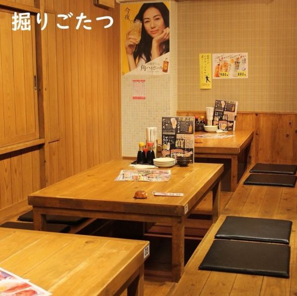 靴を脱いで足を伸ばし、ゆったりとくつろげる掘りごたつ席を完備しています♪木の温もりを感じる和の空間は、会社宴会や同窓会、季節の打ち上げなど大人数での集まりに最適です◎最大55名様まで収容可能なので大規模なご宴会にご利用いただけます！博多駅周辺で大人数宴会ができるお店をお探しなら、ぜひご利用ください。