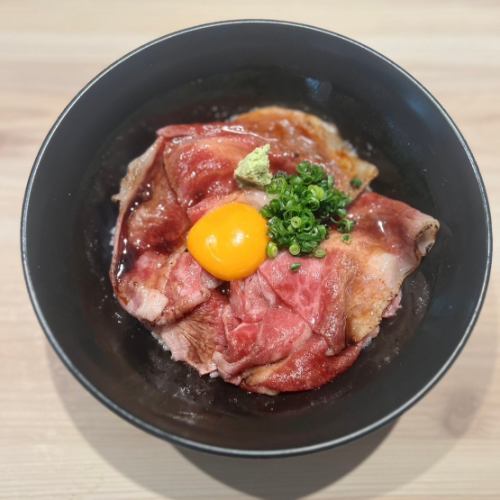 Luxurious beef bowl made with carefully selected Japanese black beef, medium rare!