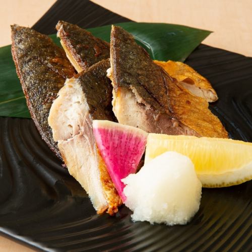 (Kagoshima) Ash-dried mackerel dried overnight