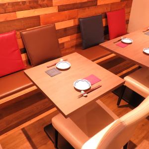 The table has a sofa on the wall side! There is a table for up to 4 people, a table for up to 2 people, and we will make a seat by combining the tables according to the number of customers ♪