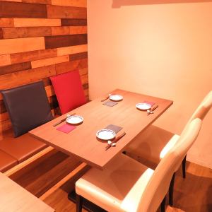 The table has a sofa on the wall side! There is a table for up to 4 people, a table for up to 2 people, and we will make a seat by combining the tables according to the number of customers ♪