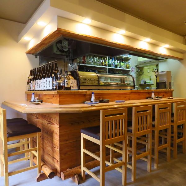 当店自慢のアットホームなカウンター席は、7席をご用意しています。少人数でのサク飲みやちょい飲みにぴったりの空間で、居心地の良さが魅力です。カウンター越しの会話を楽しんだり、友人との語らいや仕事帰りの一杯に最適なお席です。おひとりでもふらっとお気軽にお立ち寄り頂けます！