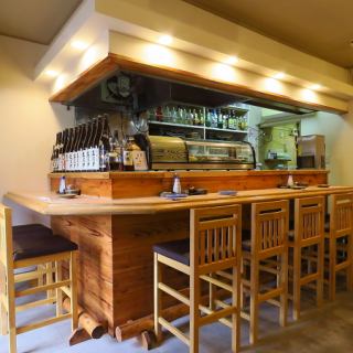 アットホームな雰囲気のカウンター席が7席。少人数でのサク飲みやちょい飲みにぴったりの空間で居心地の良さが魅力です。カウンター越しにお客様との会話を楽しむことができ、友人との語らいや仕事帰りの一杯にも最適です。おひとり様でも気軽にふらっと立ち寄っていただけるので、ぜひお気軽にお越しください！