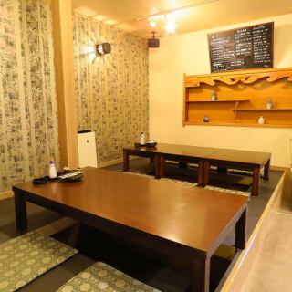 4名様用の座敷席を1卓ご用意しております。会社帰りや友人、家族とのお食事に最適なスペースです。靴を脱いで足を伸ばせるため、リラックスしたひとときをお過ごしいただけます。ゆっくりと寛ぎながら、楽しい会話をお楽しみください。2次会利用でも可能。ふらっとお立ち寄り頂いた際にもご利用いただきやすいお席です。