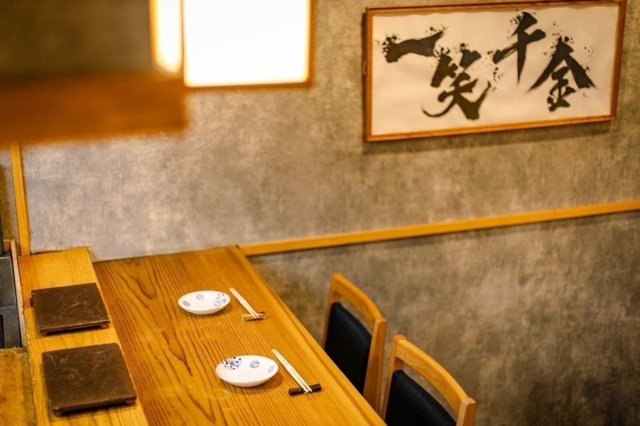 ちょっと大人のデートや接待、お一人でゆっくり飲みたい、そんなときにオススメなカウンター席。 しっかりとしたカウンター席ではありながらもどこかほっとするようなアットホームな雰囲気がお楽しみいただけます。 お鮨の好みから他愛もない話まで、カウンター越しに大将との会話も弾むはず。