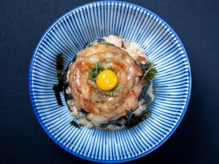 僅限午餐時間，週一至週五：用紅蝦製成的蝦醬飯，1,000 日元（包括味噌湯和小菜）