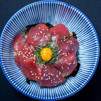 월요일 - 금요일 점심 한정 ● 본 참치의 붉은 참치 절임 덮밥 1000 엔 - 붉은 국물 · 작은 냄비 포함 -