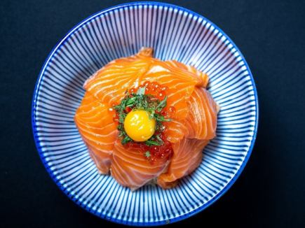 仅限周一至周五午餐：鲑鱼和鲑鱼子盖饭，1,000 日元（包括味噌汤和小菜）