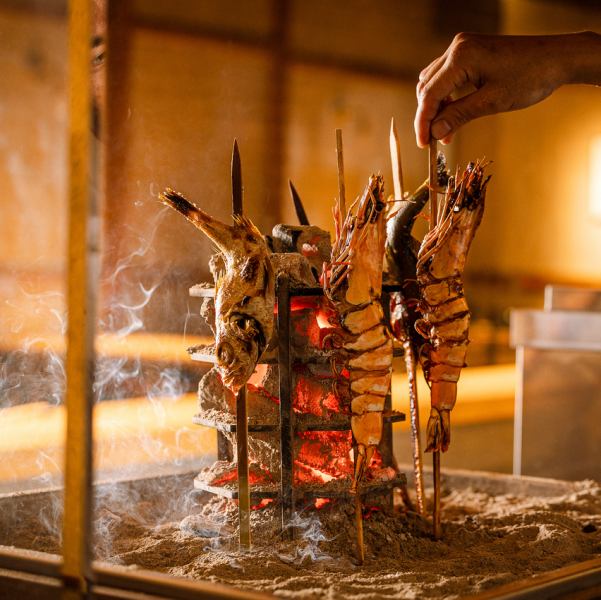 【炭火の香りが広がる】目の前で焼き上げる臨場感にワクワク◇炭火で仕上げた逸品が、香りと音で食欲◎