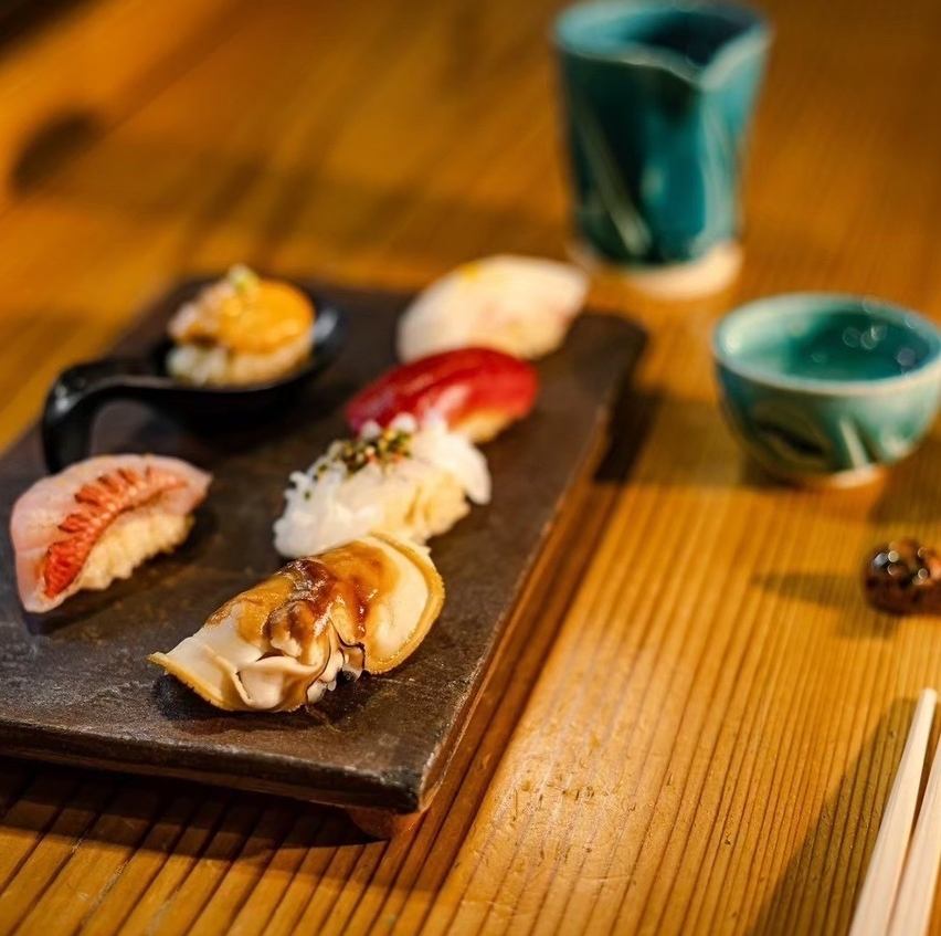 鮨まつ井が手がける炉端と海鮮をリーズナブルに楽しめる海鮮酒場