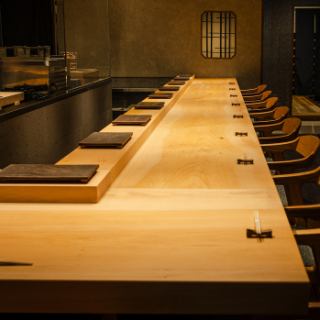 カウンターの2名席が自慢。2名様×4卓ご用意。