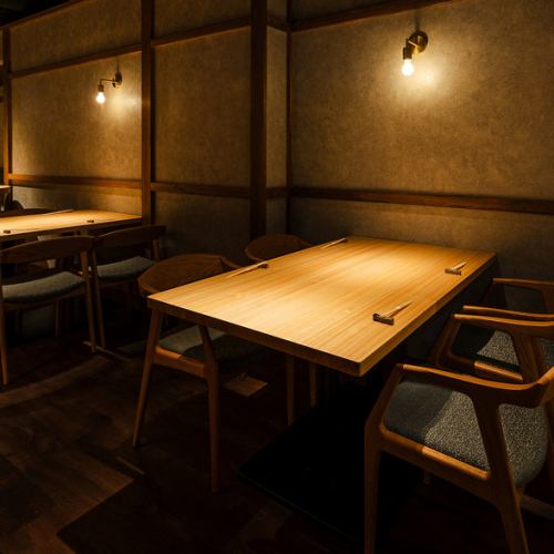 ゆっくりご寛ぎいただけるソファー席。4名様×3卓。