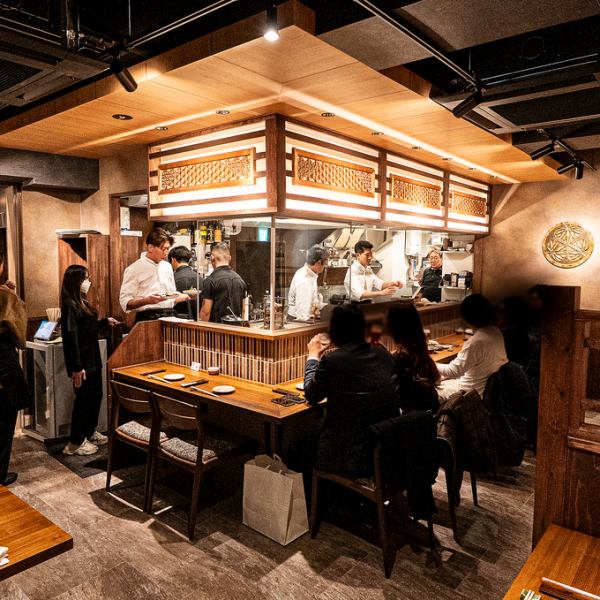 【炉端と海鮮酒場◇カンター席8席】カウンターの2名様空間が自慢。お仕事帰りのお食事はもちろん、記念日・誕生日デート・会食などにもオススメ。大人な雰囲気で存分にお食事を楽しんで頂けます。また4名様まで可能のテーブル席もございます。連結可能なお席もございますので、是非ご相談ください！単品飲み放題1800円～。