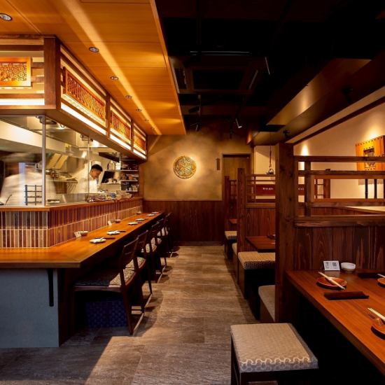 大人の上質空間で炭火焼きと海鮮を手軽に楽しめる炉端酒場