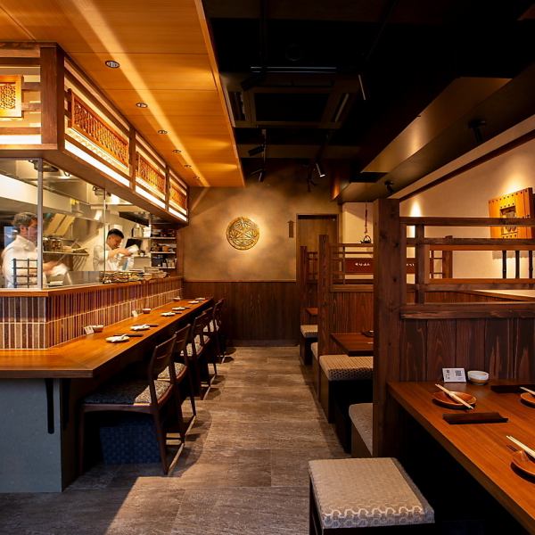 【飲み放題付きコースあり◇4500円～】 しっかりとしたカウンター席ではありながらもどこかほっとするようなアットホームな雰囲気がお楽しみいただけます。 お料理の好みから他愛もない話まで、カウンター越しに大将との会話も弾むはず♪単品でもお楽しみいただけますが、飲み放題付きコース4500円～もご用意しております！
