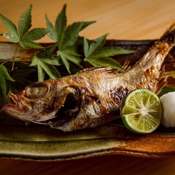 その日仕入れた鮮度抜群の海鮮やお肉を堪能。数々の逸品を厳選した日本酒や焼酎などと共にお楽しみください