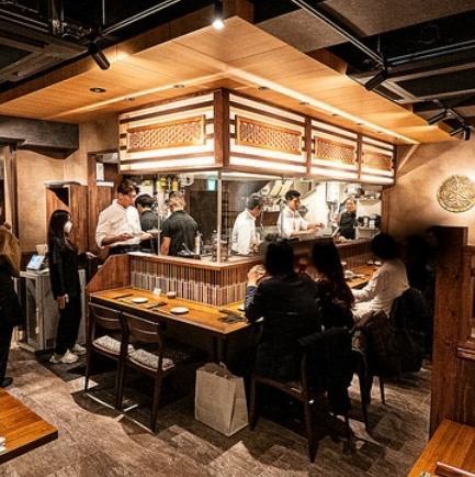 火・音・香りの臨場感を味わえるカウンター席は大人のデートに…