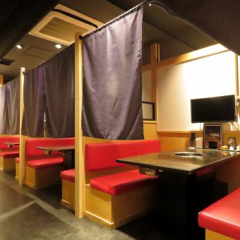 【伊藤課長】「無煙ロースター」採用で油と臭いをカット！※4名卓は結合不可