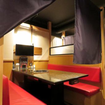 【伊藤課長】広々としたテーブル席は、しっかりと仕切られた作りなのでデートにもピッタリ☆※4名卓は結合不可