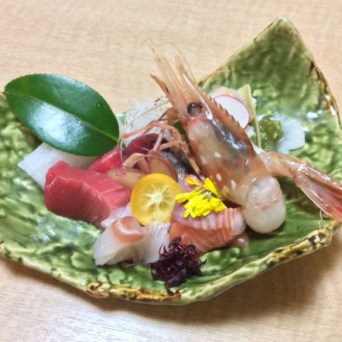 Assorted sashimi platter of three kinds
