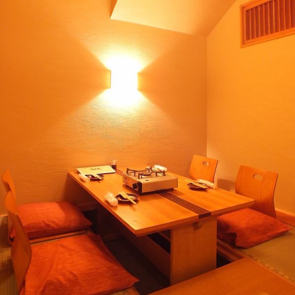 A private room with a sunken kotatsu on the first floor.There are three private rooms with sunken kotatsu, one for 4 people and two for 6 people.It is also possible to connect the rooms for up to 16 people.The second floor is a completely private room with table seating for 6 people.Some rooms have a passageway separating them from other rooms, making them ideal for entertaining guests.