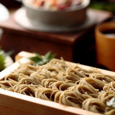 This soba noodle dish boasts a firm texture and a smooth texture!