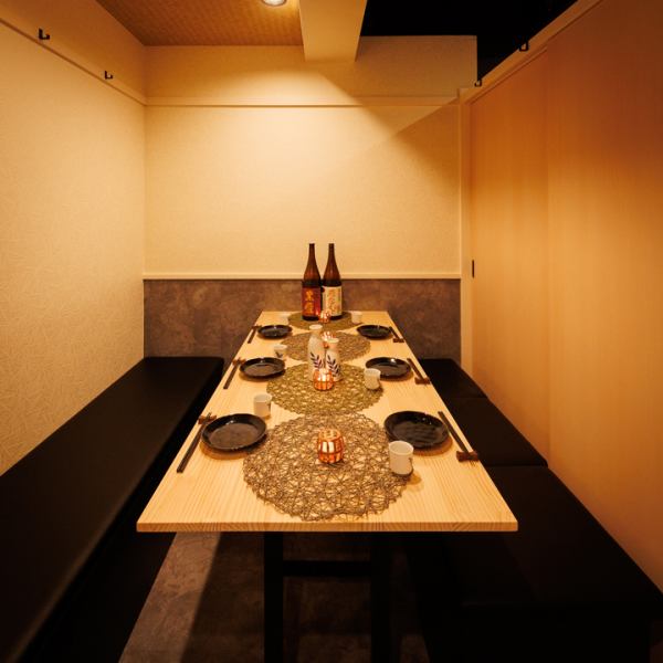 温かみのある照明に包まれた完全個室！木の温もり感じるテーブルと、お皿とお箸で上品さを演出！座り心地が抜群のシートは、デートや女子会はもちろん、会社の宴会や親しい仲間との飲み会にもピッタリ♪美味しいお酒を片手に、宴会・飲み会の時間が自然と楽しくなる、そんなちょうどいい距離感の居心地がココにあります！