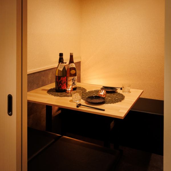 温かな間接照明に包まれた完全個室！やさしい和柄の壁紙と木の温もりが、心までほぐしてくれる癒しの演出！カップルはもちろん、女子会や親しい仲間との飲み会にピッタリなサイズ感で、落ち着いたひとときをお約束します！美味しいお酒を片手に、ゆったりと過ごす贅沢な時間をお楽しみください！席のみ予約も大歓迎です！