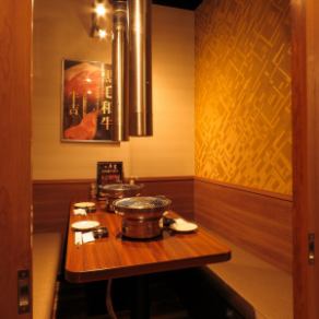 [Luxurious Grilled Yakiniku Ushiyoshi] The interior of the restaurant is stylish.The warmth of the wood grain creates a homely atmosphere. The air conditioning that does not easily absorb odors is a nice touch. Please relax and unwind in the cozy atmosphere of Ushiyoshi.This is a semi-private room perfect for large parties.This room is recommended for group use such as company drinking parties and class reunions.