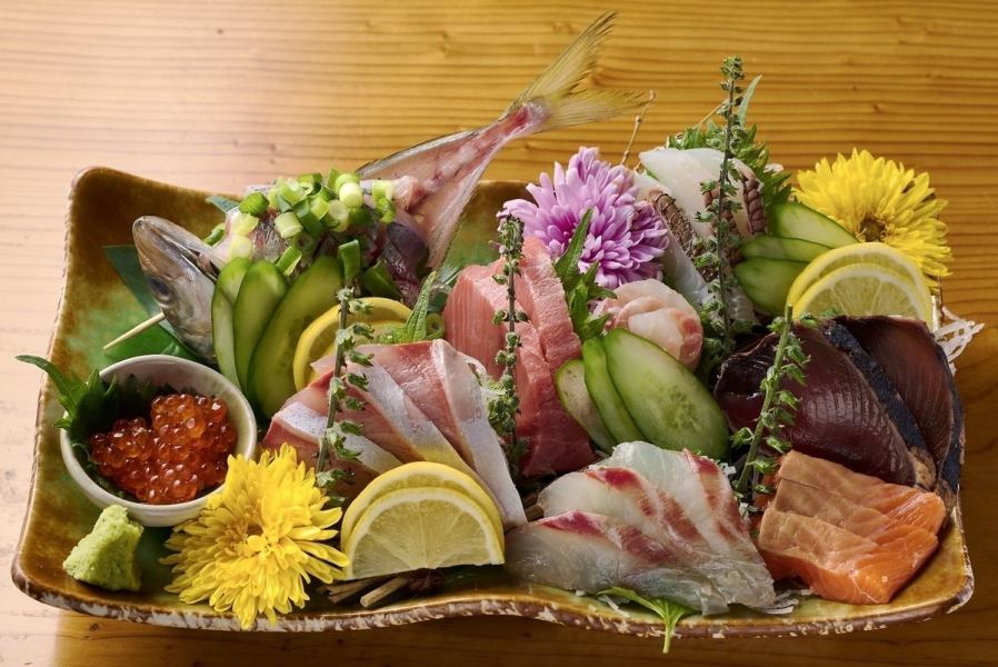 【旬の地魚をふんだんに使った、新鮮な日替わり刺身！毎日違うネタなのでお楽しみ要素も】刺身盛り合わせ