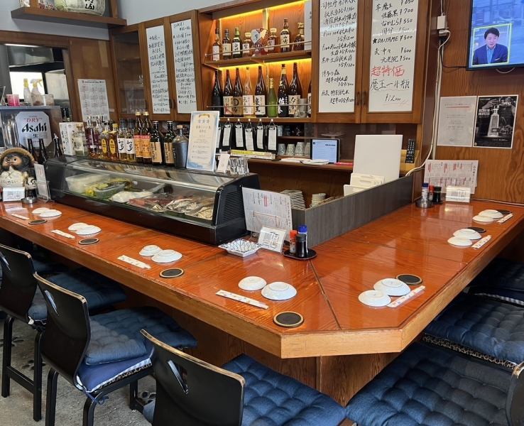 カウンター席は落ち着きのあるくつろぎ空間で、美味しいお食事と厳選された日本酒、焼酎をお楽しみいただけます。ゴルフ帰りや早くから飲みたい方にも最適で、15時からオープンしています。喫煙可能な環境も整っており、お一人様でも気軽にお越しいただけます。カウンターでは店主がオススメの日本酒をご紹介することも◎