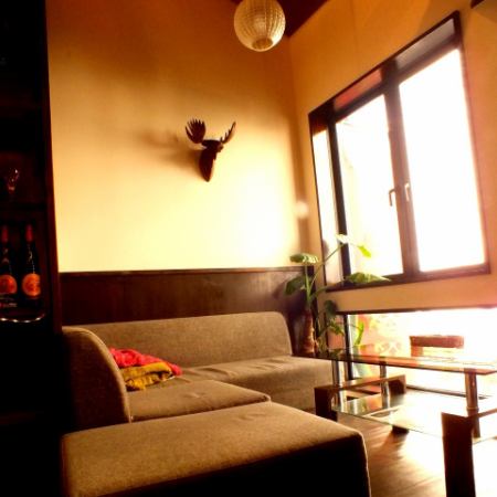 (2F) The sofa seat is by the window and has a nice atmosphere...♪