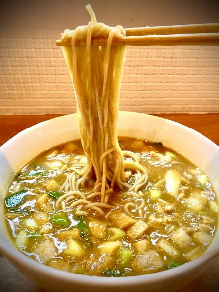 使用14种香料制成的人气咖喱荞麦面，以及大量使用北海道天然海带和九州产鲣鱼片制成的高汤！