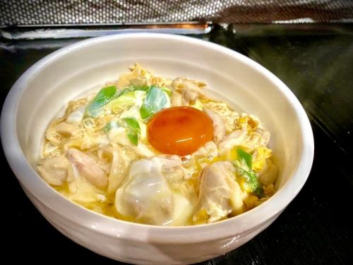 Dashi restaurant specialty! Oyakodon and small soba (hot or cold) set.The rice bowls at soba bars usually have a lot of dashi soup.Please try the Oyakodon that you can drink!