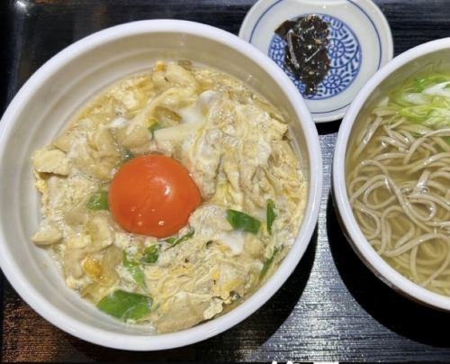 大屋的招牌菜！亲子丼和小荞麦面（热的或冷的）套餐。荞麦面吧的汤底通常都很浓郁，所以一定要尝尝喝汤亲子丼！