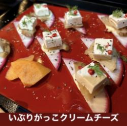 Addictive! Cream cheese and smoked pickled radish
