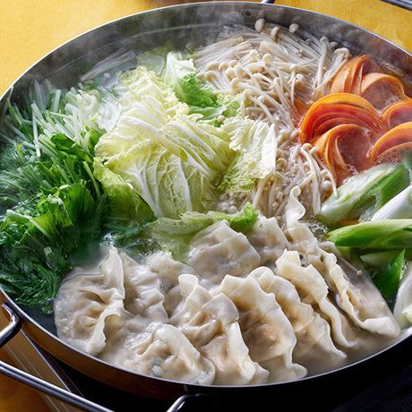 当店イチオシの餃子鍋!