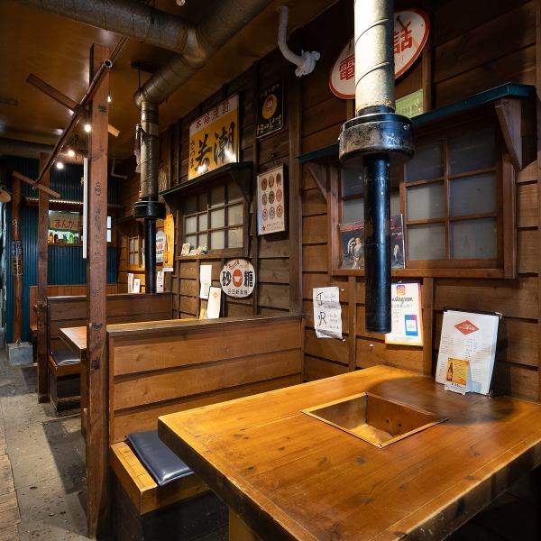 【テーブル席】当店は、全席テーブル席です。6名席×3卓と4名席×3卓をご用意しております。全席ベンチシートになっており、お席ごとに仕切りがございます。こじんまりとした居心地の良い空間は、デートや女子会、ご家族でのご利用にもぴったりです。貸切のご相談も承っておりますのでお気軽にお問い合わせ下さい☆
