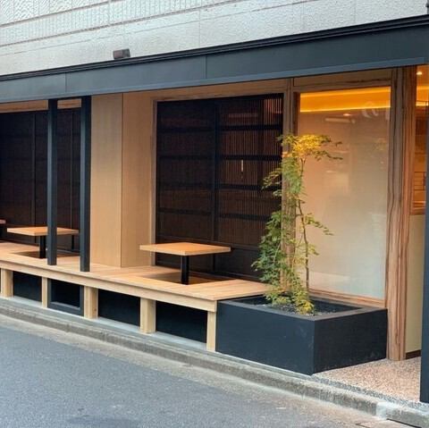 古民家材や和紙など、和のテイストを組み込んだ落ち着きのある佇まい。玄関は古民家材のドアを使用し、入口の紅葉が季節によって色づく、赴きある空間が広がります。