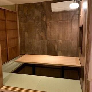 【半個室：6～8名様/1部屋】掘りごたつ式でゆったり過ごせる半個室をご用意。最大8名様までご利用可能です。床には畳が敷かれ、和室のような佇まい。プライベート空間を大事にしたいお客様へオススメのお席です。