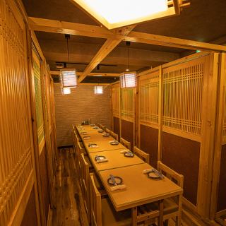和の赴き溢れる席でゆっくりと時が流れるのをお楽しみくださいませ。間接照明と和の装飾の数々が上質な大人の空間を演出しております！多種多少なお席をご用意しておりますので誰と来ても何度来てもお楽しみいただけます♪（錦糸町 個室 刺身 海鮮 焼き鳥 串焼き 信玄どり飲み放題 日本酒 貸切 接待 宴会 女子会 誕生日）