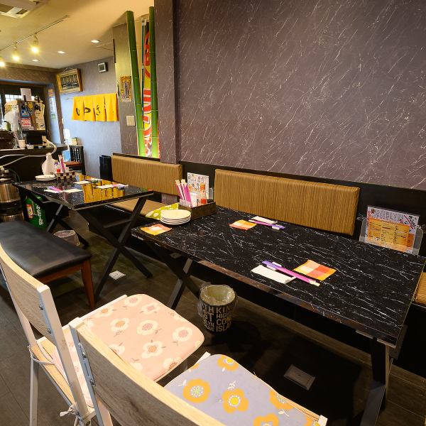 【テーブル席】様々なシーンで使いやすい4名掛けのテーブル席です◎ちょっとした小宴会やご家族でのご利用にピッタリなテーブル席はコースでのご予約がオススメです！