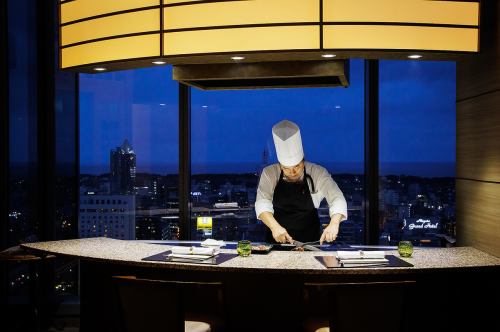 Teppan cuisine that can be enjoyed with all five senses.Craftsmanship of a skilled chef.