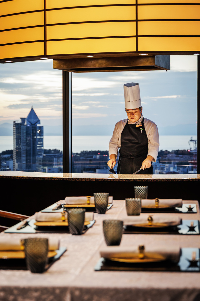 専属のシェフが、お部屋の中で調理いたします