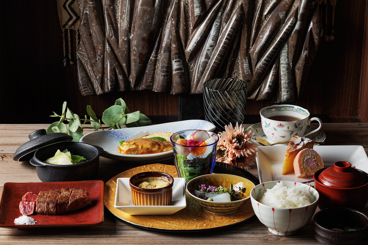 目の前で仕上げる、出来立てのお料理をお楽しみいただきながら、和やかにお過ごしください。