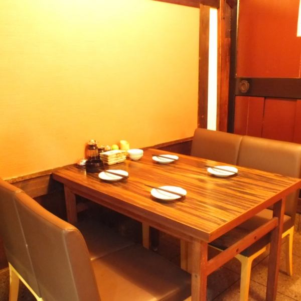 【Table seat 4 people】 Maximum of 16 people OK! Right side table seat immediately after entrance ♪