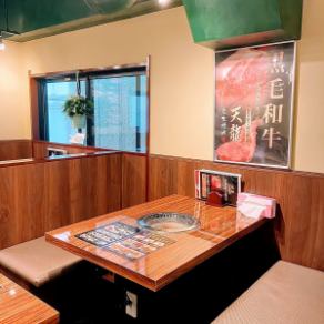 【1～4名様】アットホームな内装のお店。木目の温もりがアットホームな雰囲気を演出♪匂いが付きにくい空調も嬉しい心遣い☆デートや親しいご友人との飲み会でのご利用も大歓迎！！店内は比較的広く快適な造りとなっておりますのでプライベートな楽しい時間を気兼ねなくお過ごし頂けます。