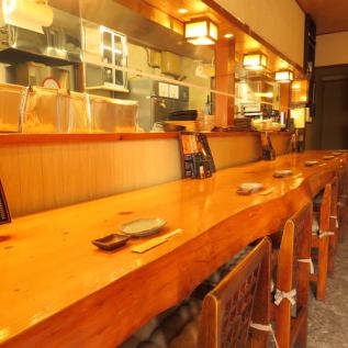 The counter can be used by one person.The spacious counter uses a single plate, so the atmosphere is outstanding.You can feel the atmosphere unique to the counter, talk with the staff, and relax alone.It is a store that values the connection between people ☆